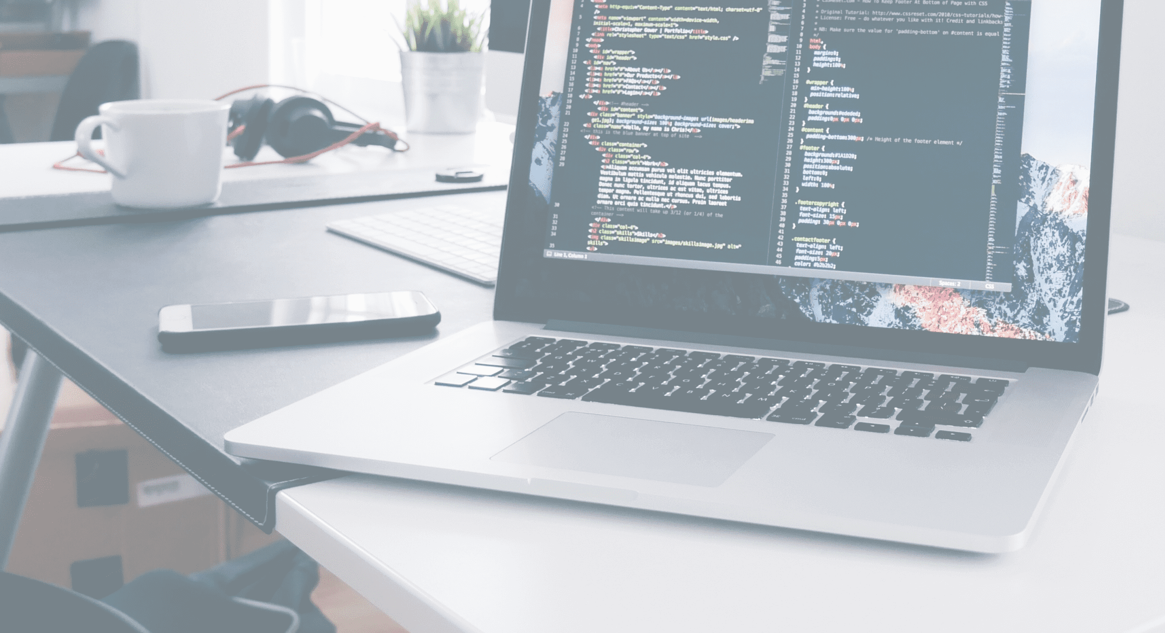 Web制作のコーディング画面